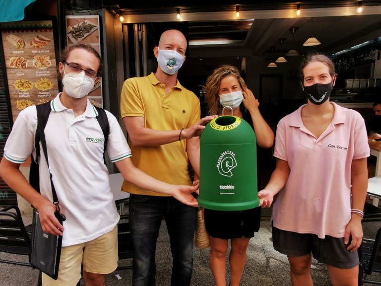 250 bars, restaurants i xiringuitos de Lloret de Mar participen en el pla d’Ecovidrio per incrementar la taxa de reciclatge de vidre a l'estiu 
