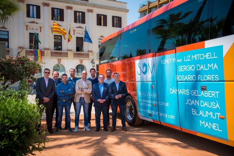 Dos autobusos de Moventis-Sarfa que cobreixen la línia Lloret-Barcelona promocionen el Festival Som de Mar