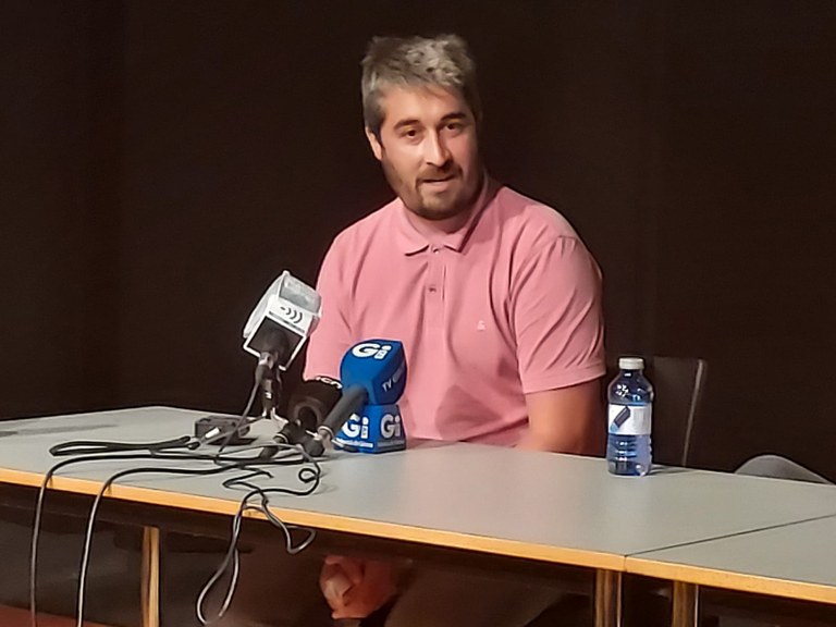 El regidor del Teatre de Lloret, Albert Robert, participa a la roda de premsa de presentació de l’obra de teatre “El Gegant del Pi”