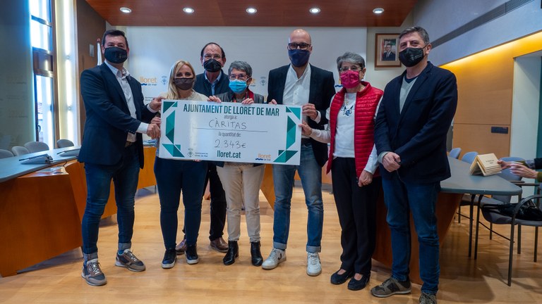 L’Ajuntament de Lloret de Mar dona un xec de 2.343€ a Càrites de la recapta de mascaretes solidaries