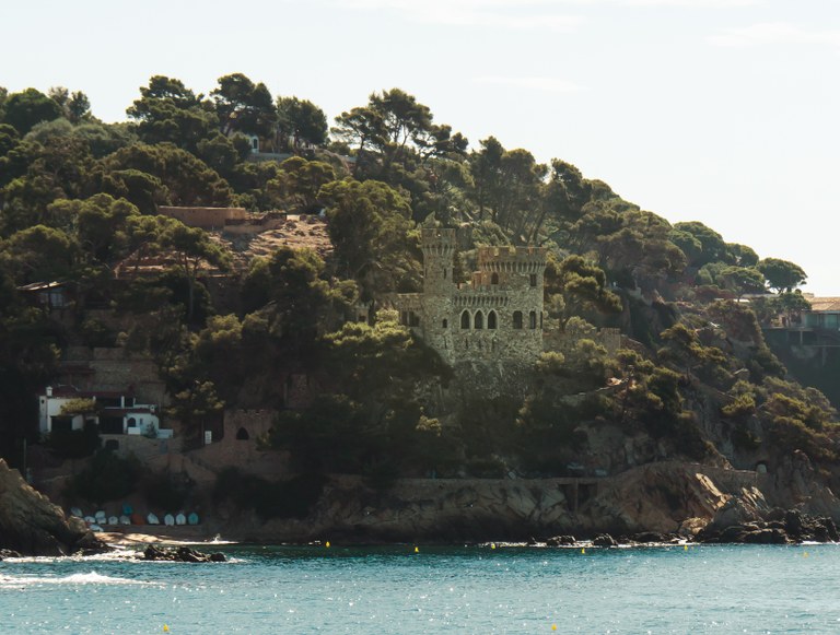 L’Ajuntament de Lloret de Mar signa un conveni amb els propietaris del Castell d’en Plaja per fer-hi visites guiades