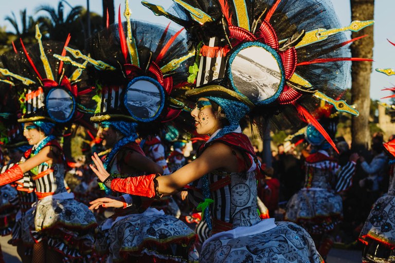 La carrossa Encantats i la comparsa Welcome, guanyadors de la Gran Rua de Carnaval de Lloret