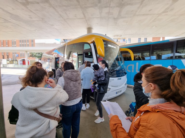 Operativa d’autobusos a Lloret perquè els refugiats ucraïnesos puguin fer-se el permís de residència temporal a la Policia Nacional de Girona