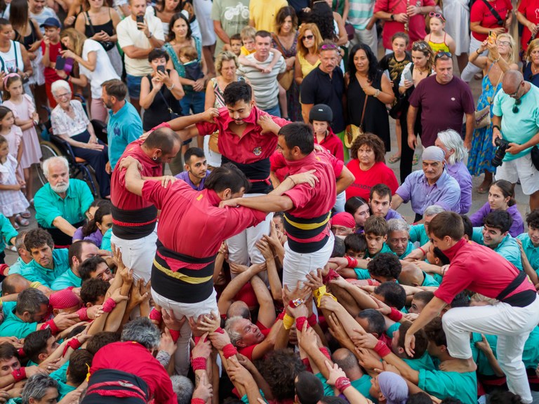 Els Minyons de Terrassa, els Margeners de Guissona i els Maduixots, les colles de la Diada Castellera de Lloret 