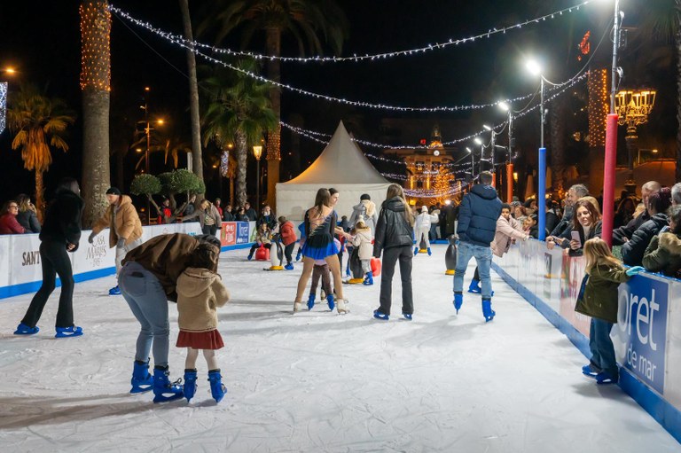 Inaugurada la Pista de Gel i la Fira de Nadal de Lloret de Mar, a primera línia de mar