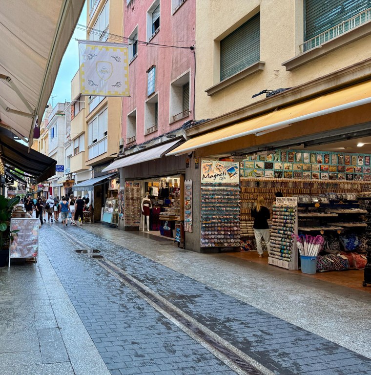 L’Ajuntament de Lloret de Mar suspèn temporalment l’atorgament de noves llicències comercials al nucli antic per protegir l’equilibri comercial