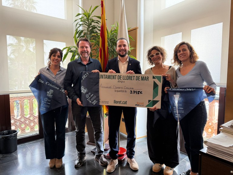 L’Ajuntament de Lloret i l’Associació de Comerciants de Lloret recapten 3.795 € pels mocadors solidaris de Santa Cristina en benefici de l’Associació de Diabetis de Catalunya