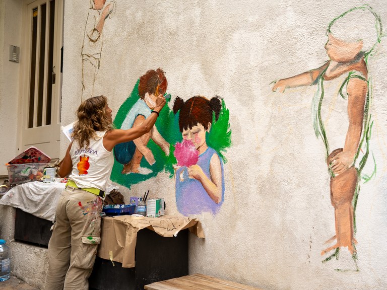 Els murals de l’artista lloretenca Eva Ramos embelliran els carrers comercials del nucli antic
