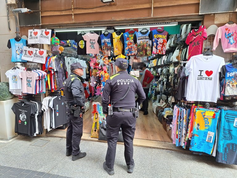 La Policia Local de Lloret intervé més de 500 productes per infraccions contra el Codi de Consum de Catalunya