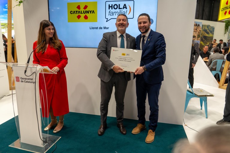 Lloret de Mar rep a FITUR el reconeixement de destinació “Catalunya, Hola família!” de mans del Conseller d’Empresa i Treball, Miquel Sàmper