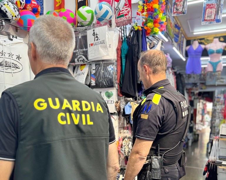 Operació conjunta de la Policia Local de Lloret i la Guàrdia Civil a onze establiments de la vila, en la protecció dels drets de la propietat industrial i del consumidor 