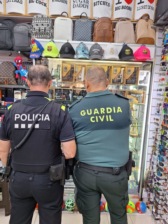 Una operació conjunta entre la Guàrdia Civil i la Policia Local de Lloret permet intervenir 183 armes blanques a comerços del municipi