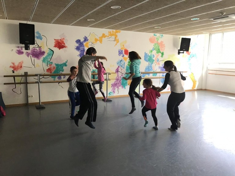 Celebració Dia Internacional de la Dansa. Taller de dansa en familia a càrrec de Marta Morán